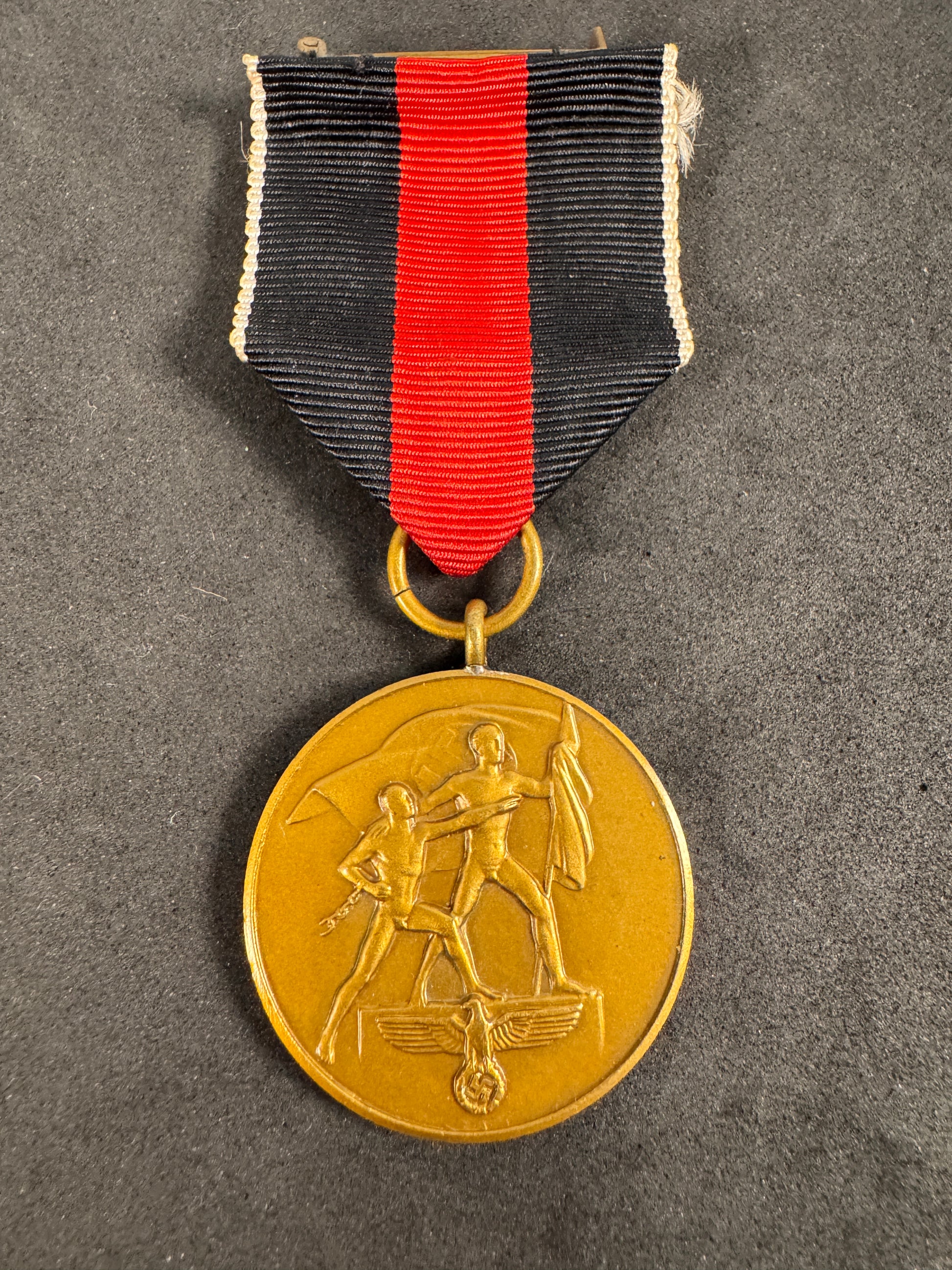 Photo 2 of Original WW2 German Sudetenland Medal - collectible militaria item