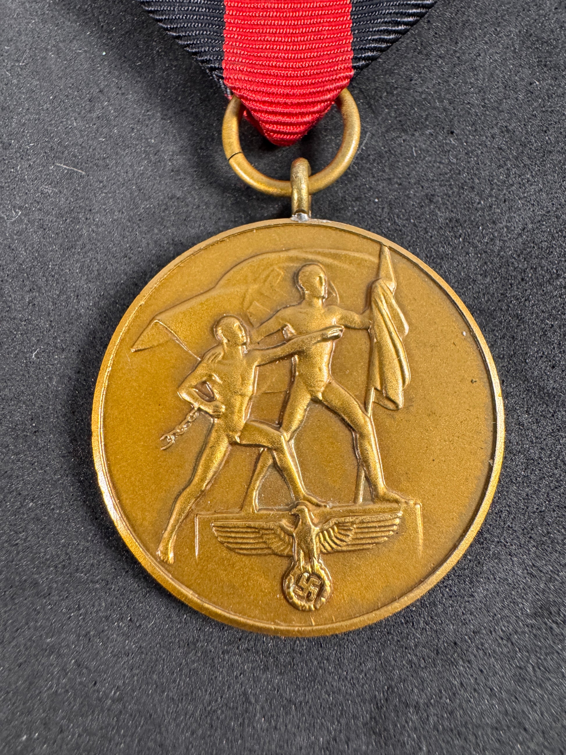 Photo 3 of Original WW2 German Sudetenland Medal - collectible militaria item