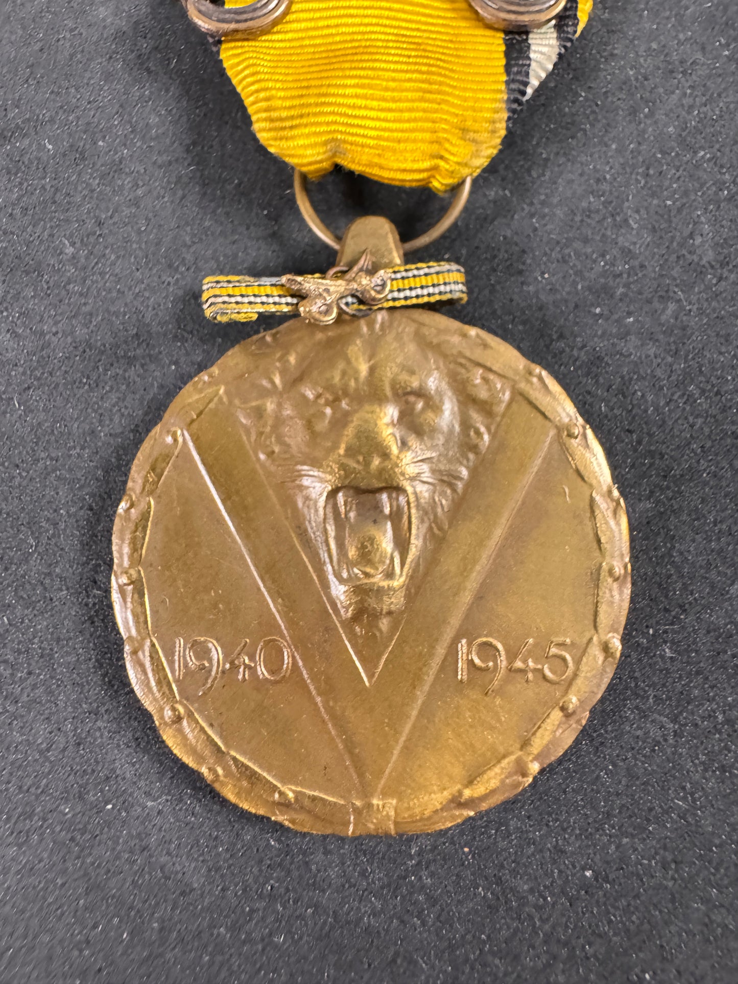 Photo 2 of WW2 Belgian Commemorative Medal of the 1940-1945 War - collectible militaria item
