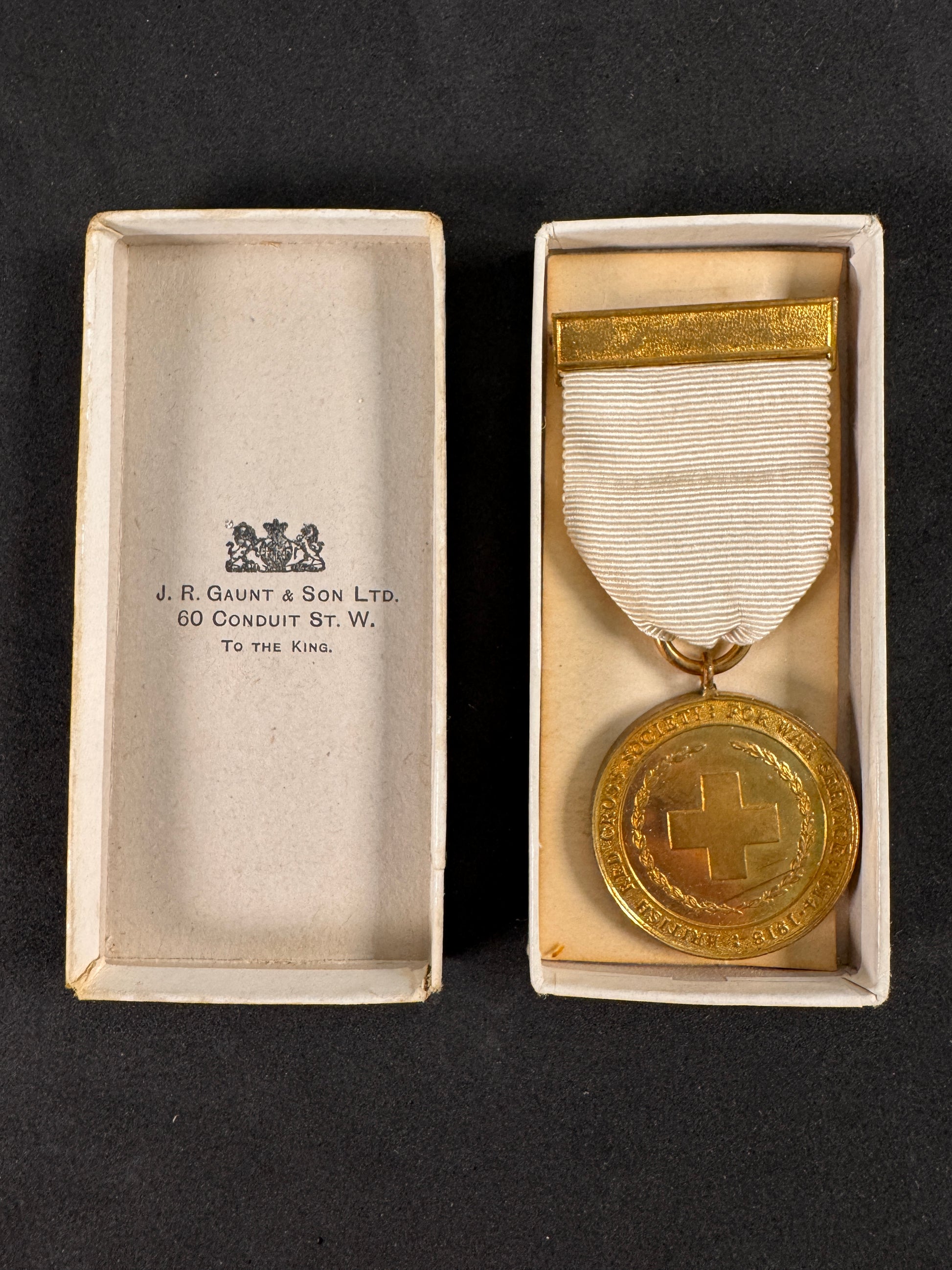 Photo 1 of WW1 British Red Cross Society War Service Medal in Case - J.R. Gaunt - collectible militaria item